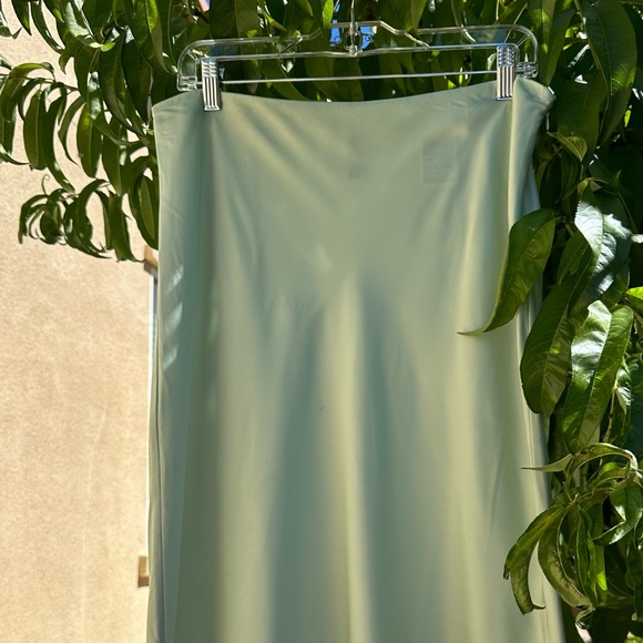 H&M GREEN SATIN LIGHTWEIGHT SKIRT MIDI LENGTH-SIZE-12 - Picture 2 of 5